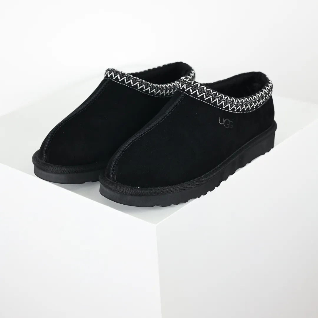 Copy price 💰540 Core recommendation Good price 5cm thick sole, independently developed original outsole, cashmere insole, keeping warm in winter, suitable for home use. In the new year, uug launched a style series, which is partially geared towards the preferences of young consumers. It has also moved to the forefront of fashion trends. Shoe body material, water-repellent coated suede upper, 17 mm UGGPURE™ implanted wool insole, lightweight non-slip and comfortable rubber outsole, with brand LOGO and trademark, with full package Size: 35 36 37 38 39 40 41 42 43 44 45